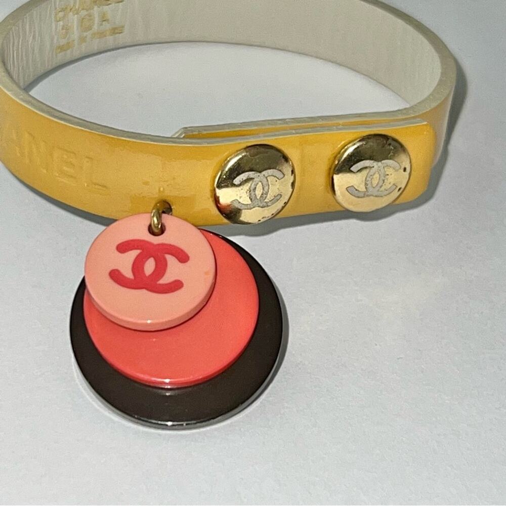AUTH VTG Coco CHANEL Yellow Leather & Logo Charm Snap Button Bracelet Wrap Cuff - Picture 4 of 16